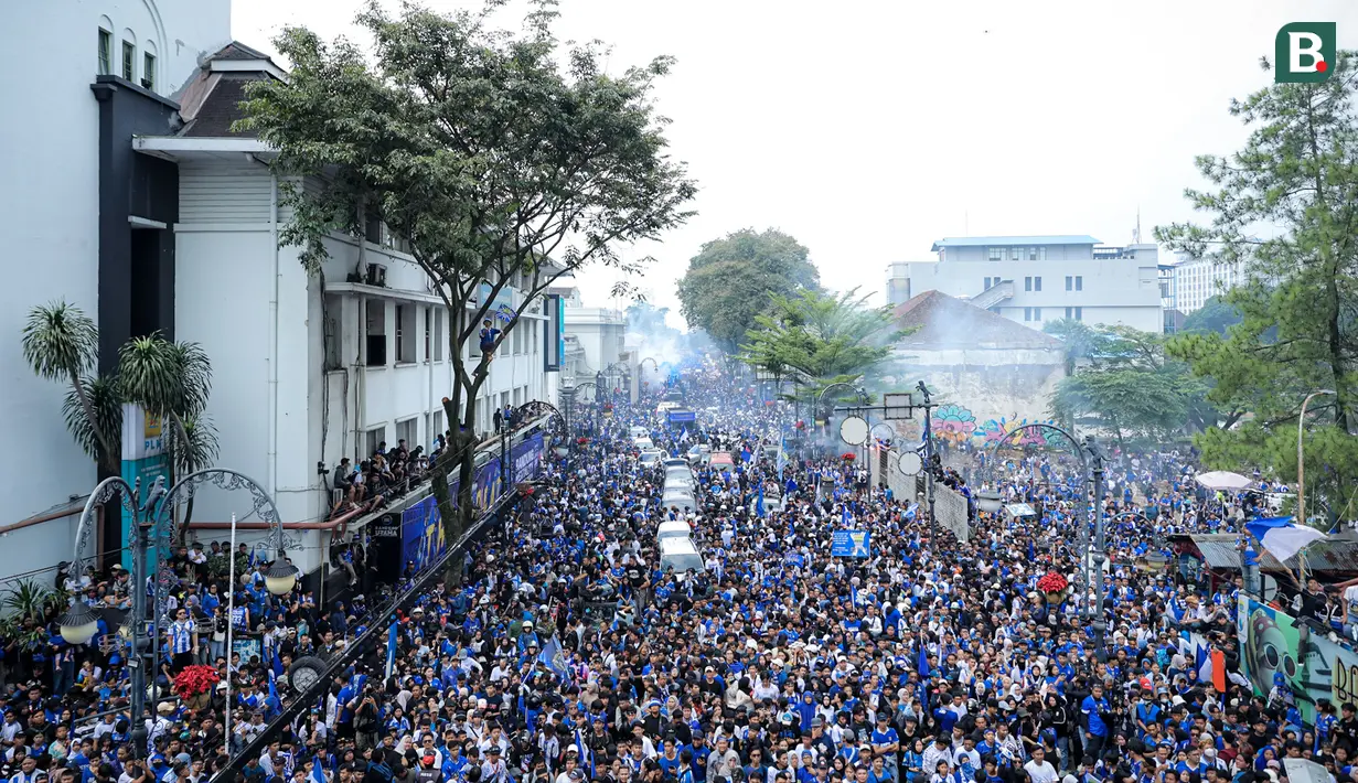 Ribuan bobotoh memadati kota Bandung dalam pawai juara BRI Super League musim ini di Kota Bandung, Minggu (24/05/2026) pagi WIB. (Bagaskara Lazuardi/Bola.com)