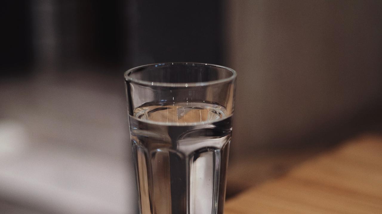 ilustrasi minum air putih di waktu yang tepat/unsplash