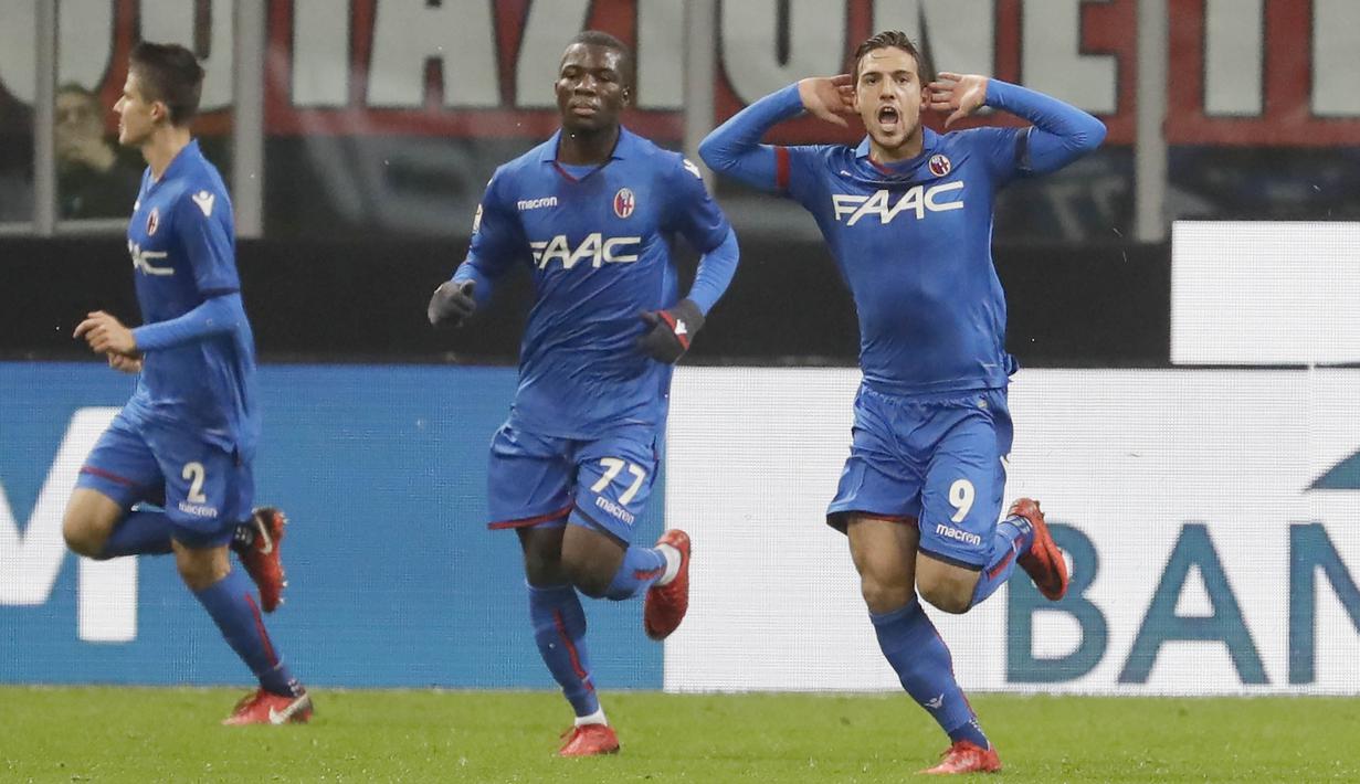 Striker Bologna, Simone Verdi, melakukan selebrasi usai mencetak gol ke gawang AC Milan pada laga Serie A di Stadion San Siro, Senin (11/12/2017). AC Milan menang 2-1 atas Bologna. (AP/Luca Bruno)