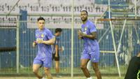 Dua rekrutan asing baru, Simen Lyngbo dan Pedro Paulo, menjalani latihan perdana bersama Persik Kediri untuk Liga 1 2023/2024. (Bola.com/Gatot Sumitro)