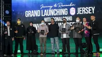Ronaldinho (tengah) berfoto bersama dengan sejumlah sponsor Rans Nusantara FC saat Grand Launching Jersey Rans Nusantara FC bersama Ronaldinho di Menara Mandiri Level 9, Sudirman, Jakarta, Jumat (24/06/2022). (Bola.com/Bagaskara Lazuardi)