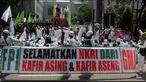 20 Perwakilan massa gabungan Gerakan Masyarakat Jakarta diterima anggota dewan. Sambil menunggu hasil pertemuan, massa lainnya menggelar salat zuhur berjamaah di depan Gedung DPRD DKI Jakarta.