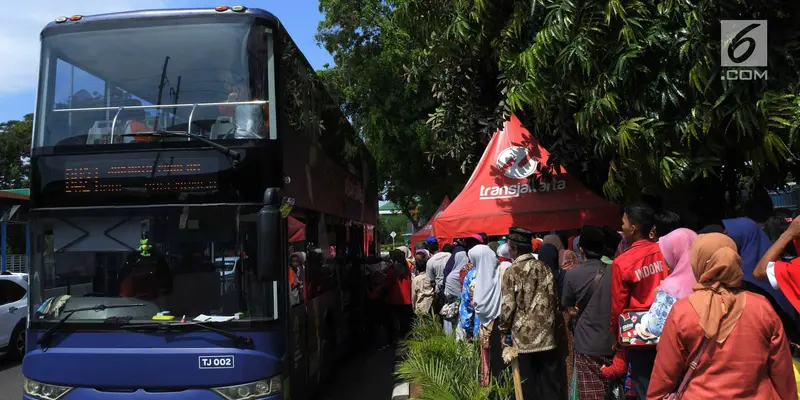 Antrean Bus tingkat City Tour Jakarta