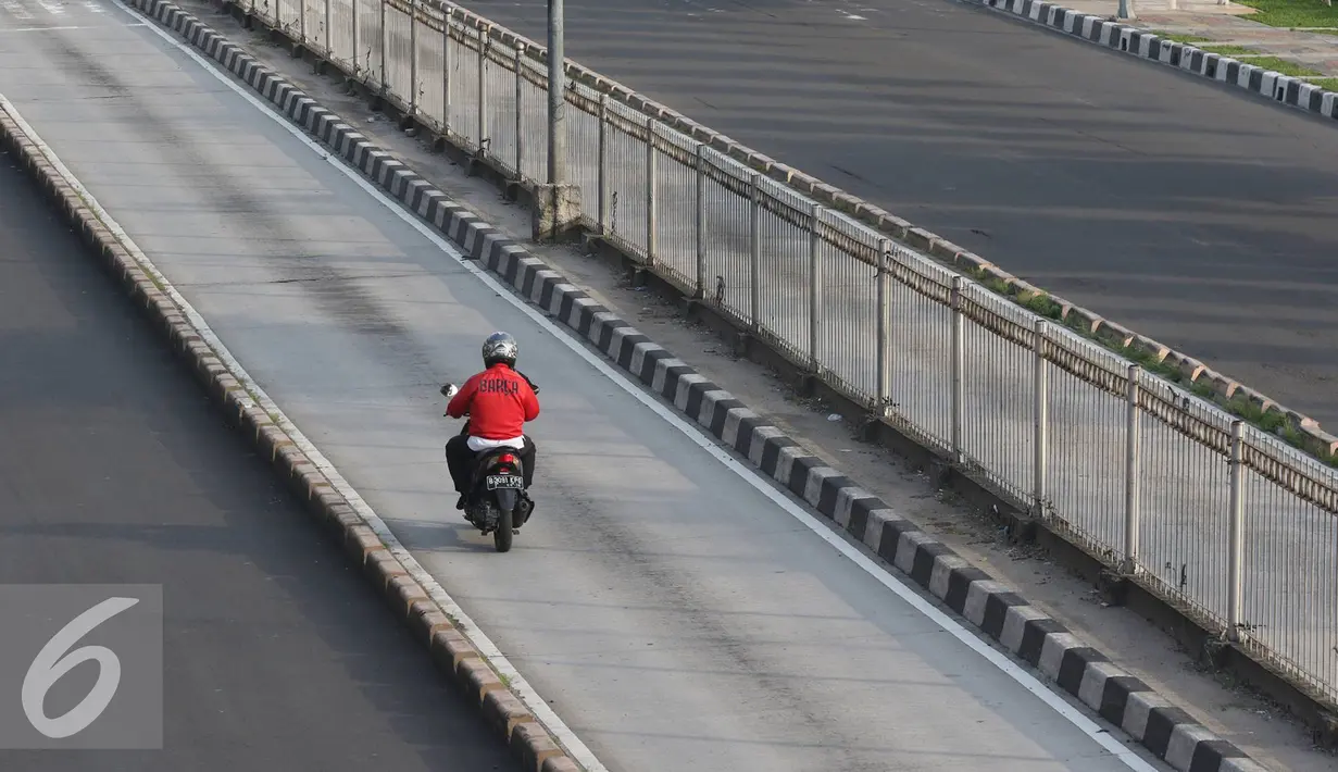 Pemotor melintas di jalur Transjakarta di Jalan Gunung Sahari, Jakarta, Rabu (13/7). Meski jalan Jakarta masih lengang, sejumlah oknum pemotor tetap menerobos jalur tersebut. (Liputan6.com/Immanuel Antonius)