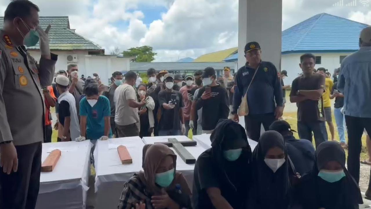 Isak Tangis Keluarga saat Terima 11 Jenazah Korban Kebrutalan KKB di Yahukimo