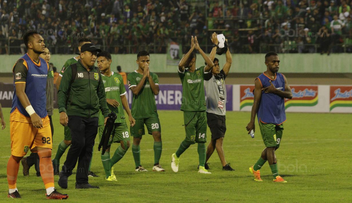 Pemain Persebaya tampak kecewa usai ditaklukkan PSMS pada laga perempat final Piala Presiden di Stadion Manahan, Solo, Sabtu, (3/2/2018). PSMS menang adu penalti dengan skor 4-3. (Bola.com/M Iqbal Ichsan)