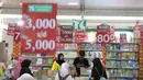 Pengunjung memilih buku yang hendak dibeli pada pameran Islamic Book Fair 2016 di Jakarta, Selasa (1/3). Ratusan penerbit meramaikan pameran buku keislaman terbesar di Indonesia itu dengan penawaran diskon mulai dari 20%-80%. (Liputan6.com/Angga Yuniar)