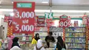Pengunjung memilih buku yang hendak dibeli pada pameran Islamic Book Fair 2016 di Jakarta, Selasa (1/3). Ratusan penerbit meramaikan pameran buku keislaman terbesar di Indonesia itu dengan penawaran diskon mulai dari 20%-80%. (Liputan6.com/Angga Yuniar)