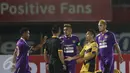 Kapten Persita, Maman Abdurahman (ketiga kiri) melakukan protes saat laga melawan Mitra Kukar di turnamen Piala Presiden 2015 di Stadion I Wayan Dipta, Gianyar, Bali, Minggu (30/8). Mitra Kukar menahan imbang Persita 0-0. (Liputan6.com/helmi Fithriansyah)