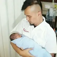 Ahmad Dhani gendong anak keduanya, Ahmad Syailendra Aerlangga