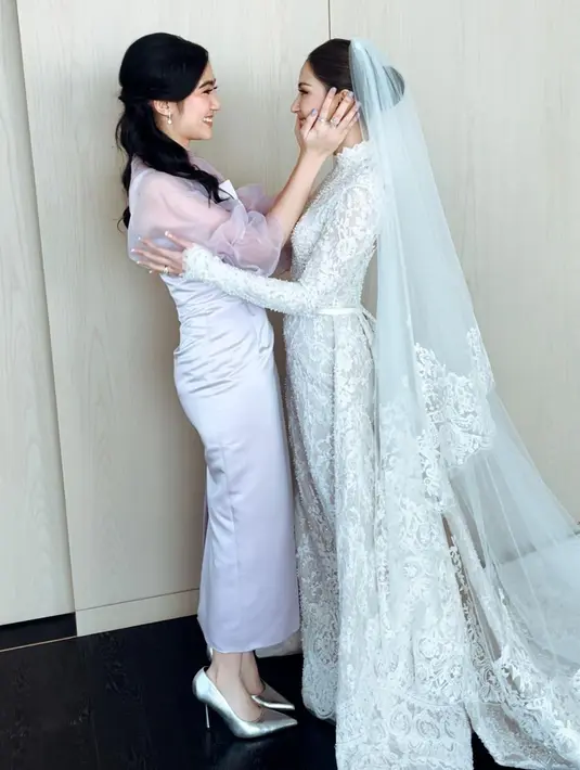 Cantiknya Febby Rastanty di acara pemberkatan pernikahan Jessica Mila. Gaun bridesmaidnya serasi dengan sahabat-sahabatnya yang lain, berwarna ungu lembut, memiliki outer transparan. Foto: Instagram.