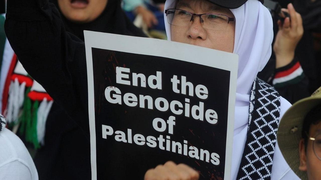 Massa yang hadir dalam aksi ini berasal dari berbagai latar belakang, mulai dari pelajar, mahasiswa, pekerja, hingga tokoh agama. Mereka menyatukan suara dalam menyuarakan solidaritas dan dukungan kepada rakyat Palestina yang terus menderita akibat serang