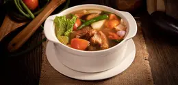 Siapa bilang masak mewah harus repot? Intip resep one pot meal estetik yang bikin Sahabat Fimela punya lebih banyak waktu santai bersama keluarga. [Dok/Freepik.com/wirestock].