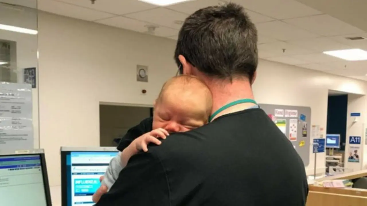 Salut, Dokter Ini Bekerja di IGD Sambil Gendong Bayi Pasien