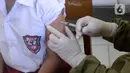 Petugas Puskesmas memberikan imunisasi campak kepada siswa kelas I saat pelaksanaan Bulan Imunisasi Anak Sekolah (BIAS) di SDN Serua 3, Ciputat, Tangsel, Selasa (1/9/2020). Kegiatan itu untuk memberikan kekebalan terhadap siswa dari penyakit campak, difteri dan tetanus. (merdeka.com/Dwi Narwoko)