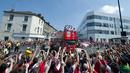 Usai meraih gelar juara Piala FA 2014, para pemain Arsenal langsung mengadakan parade kemenangan di London, Inggris, (18/5/2014). (AFP PHOTO/Oliver Will)