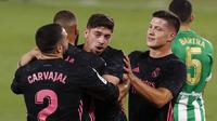 Para pemain Real Madrid merayakan gol yang dicetak oleh Federico Valverde ke gawang Real Betis pada laga La Liga di Stadion Benito Villamarin, Minggu (27/9/2020). Real Madrid menang dengan skor 3-2. (AP Photo/Angel Fernandez)