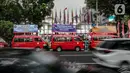 Sejumlah sopir angkot Koperasi Wahana Kalpika (KWK) memarkir kendaraanya saat menggelar aksi di Balai Kota DKI Jakarta, Rabu (2/8/2023). (Liputan6.com/Faizal Fanani)