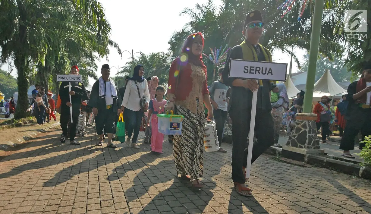 Warga mengikuti pawai Lebaran Orang Depok di Sawangan, Depok, Jawa Barat, Minggu (7/7/2019). Lebaran Orang Depok baru pertama kali diadakan acara tersebut untuk melestarrikan budaya dan sebagai ajang silaturahmi warga Depok. (Liputna6.com/Herman Zakharia)