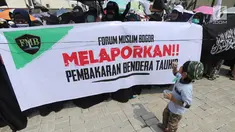Massa Aliansi Umat Islam Pembela Tauhid Bogor dan Forum Muslim Bogor melakukan aksi unjuk rasa di halaman Polresta Bogor, Jawa Barat, Selasa (23/10). Massa melaporkan pembakaran bendera tauhid di Garut. (Merdeka.com/Arie Basuki)