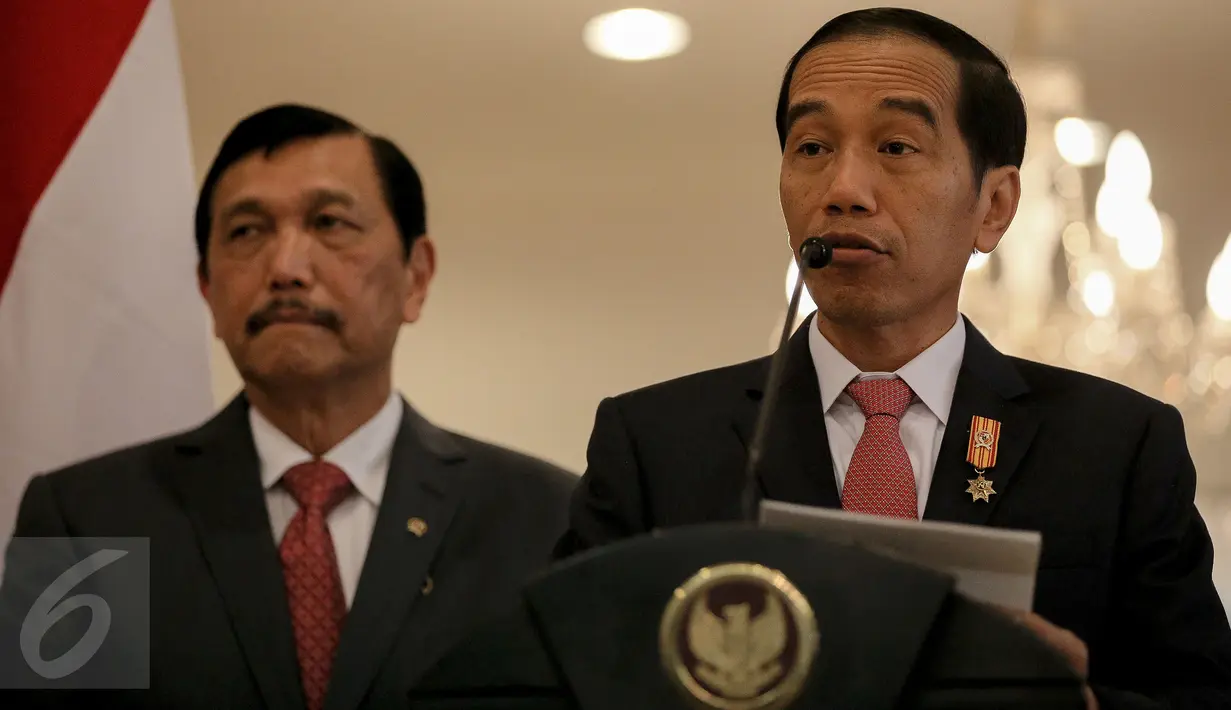 Presiden Jokowi memberikan keterangan pers setibanya dari Paris di Bandara Halim Perdanakusuma, Jakarta Timur, Rabu (2/12). Presiden dan rombongan tiba usai hadiri pertemuan pemimpin negara pada KTT perubahan iklim di Paris. (Liputan6.com/Faizal Fanani)