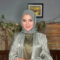 Ia menyempurnakan penampilannya dengan hijab warna hijau sage. Wajahnya pun dipoles dengan makeup natural.