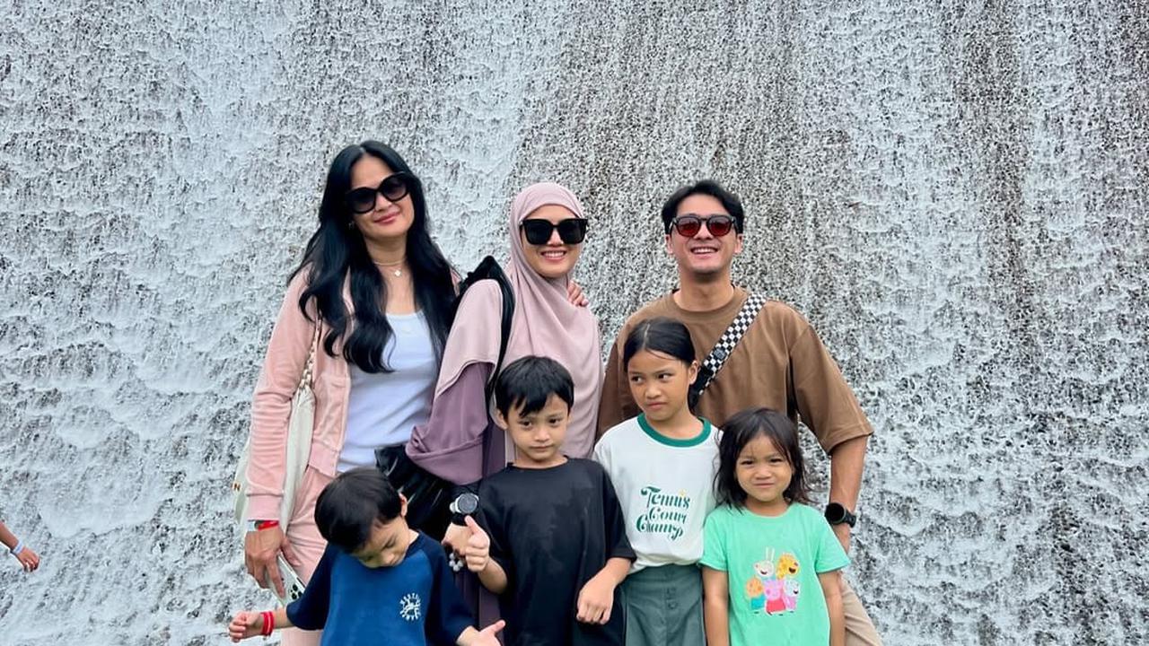 Bahagia Selalu Dilibatkan Soal Cucu, Ini 7 Potret Donna Harun dengan Herfiza Sang Menantu