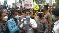 Kepala Staf Kepresidenan (KSP) Moeldoko menerima 12 tuntutan BEM SI terhadap kepemimpinan Jokowi-Maruf Amin dalam unjuk rasa di depan Istana Merdeka, Kamis (21/10/2021). (Ist)
