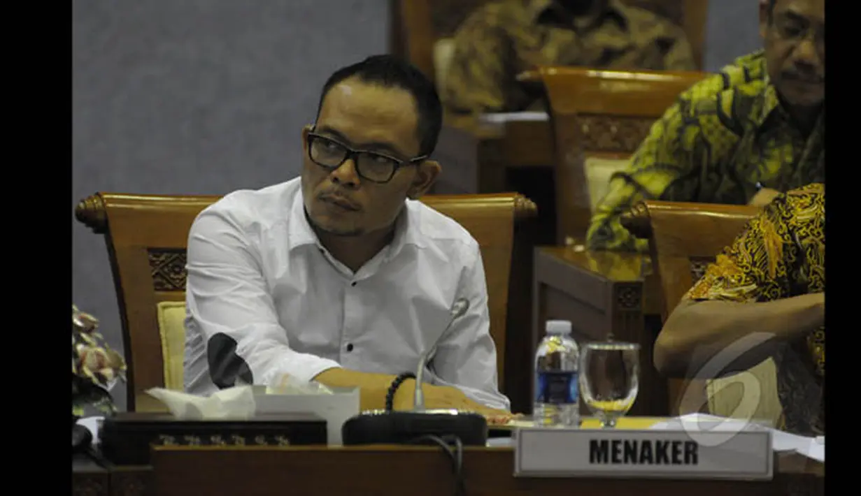 Menteri Ketenagakerjaan M Hanif Dhakiri mengikuti rapat kerja dengan Komisi IX DPR RI dan BNP2TKI di ruang rapat Komisi IX di DPR RI, Senayan, Jakarta, Kamis (22/1/2015). (Liputan6.com/Andrian M Tunay)