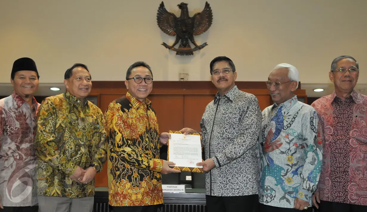 Ketua MPR Zulkifli Hasan (ketiga kiri) bersalaman dengan ketua MA, Muhammad Hatta Ali (kedua kanan) usai menggelar pertemuan terkait undangan pidato laporan kinerja lembaga negara di Gedung MA, Jakarta, Kamis (9/7/2015). (Liputan6.com/Herman Zakharia)