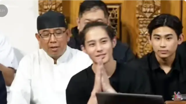 6 Potret DJ Panda Hadiri Pengajian Gus Iqdam, Momen Langka yang Curi Perhatian