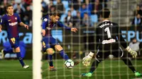 Gelandang Barcelona, Denis Suarez menendang bola di depan kiper Celta Vigo, Sergio Alvarez pada laga pekan ke-33 La Liga di Estadio de Balaidos, Selasa (17/4). Tampil dengan sepuluh pemain, Barcelona harus puas dengan hasil imbang 2-2 (MIGUEL RIOPA / AFP)