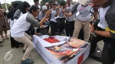 Para peserta Konvensi Kerangka Kerja untuk Pengendalian Tembakau (FCTC Youth Summit) menggelar aksi teatrikal dan pameran dalam rangka 'Deklarasi 10 Mei FCTC untuk Indonesia' di depan Istana Merdeka, Jakarta, Rabu (10/5). (Liputan6.com/Angga Yuniar)