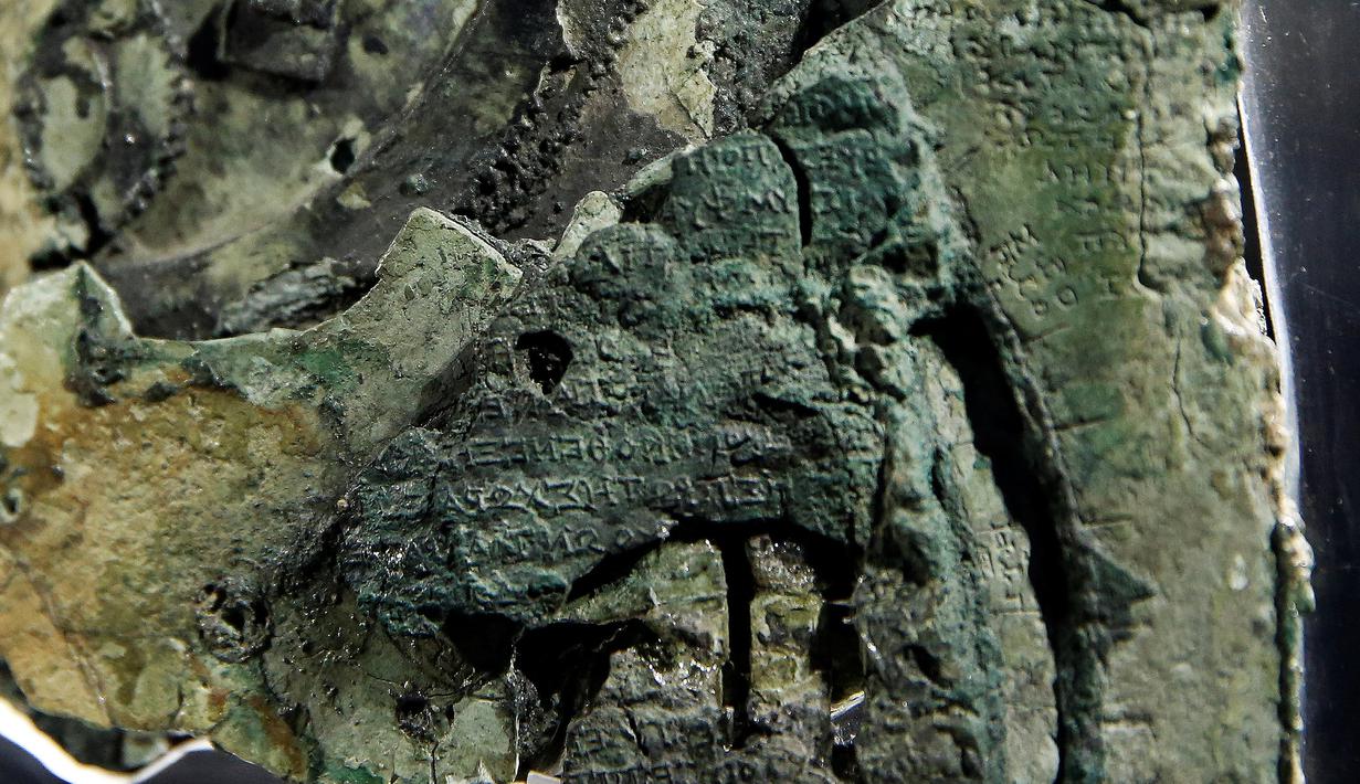 Mekanisme Antikythera saat ditampilkan di Museum Arkeologi Nasional, Athena , Yunani 9 Juni 2016. Mekanisme benda ini adalah sebagai komputer untuk mengukur pergerakan bintang-bintang dan planet-planet. (GAMBAR REUTERS / Alkis Konstantinidis)