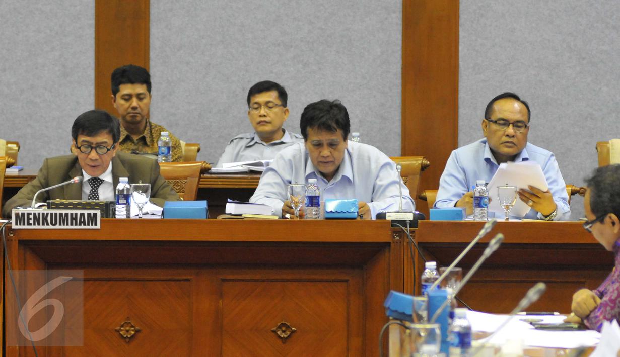 Menkumham Yasonna Laoly (kiri) ketika mengikuti rapat dengan Badan Legislasi (Baleg) DPR di Kompleks Parlemen, Senayan, Jakarta, Selasa (16/06/2015). Dalam rapat tersebut membahas RUU tambahan di Prolegnas 2014-2019. (Liputan6.com/Andrian M Tunay)