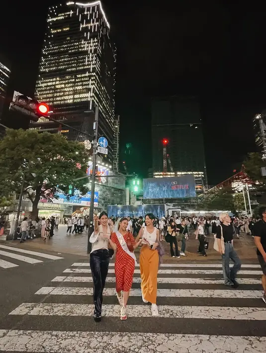 Sekedar informasi, Adinda Thomas pada bulan Mei lalu resmi bertunangan dengan Raka Akmal. Tidak lama lagi, Adinda dan Raka akan meresmikan hubungannya dalam sebuah pernikahan. [Instagram/fitaanggriani]