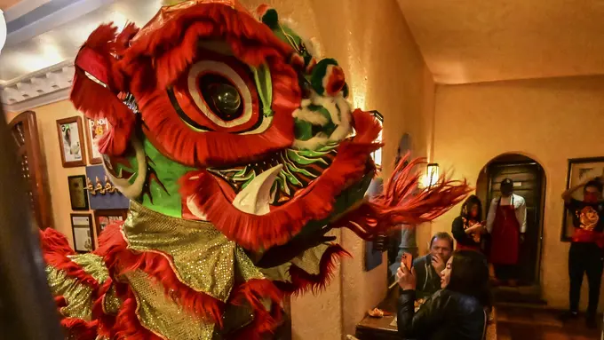 Barongsai Sapa Pengunjung Restoran di Meksiko