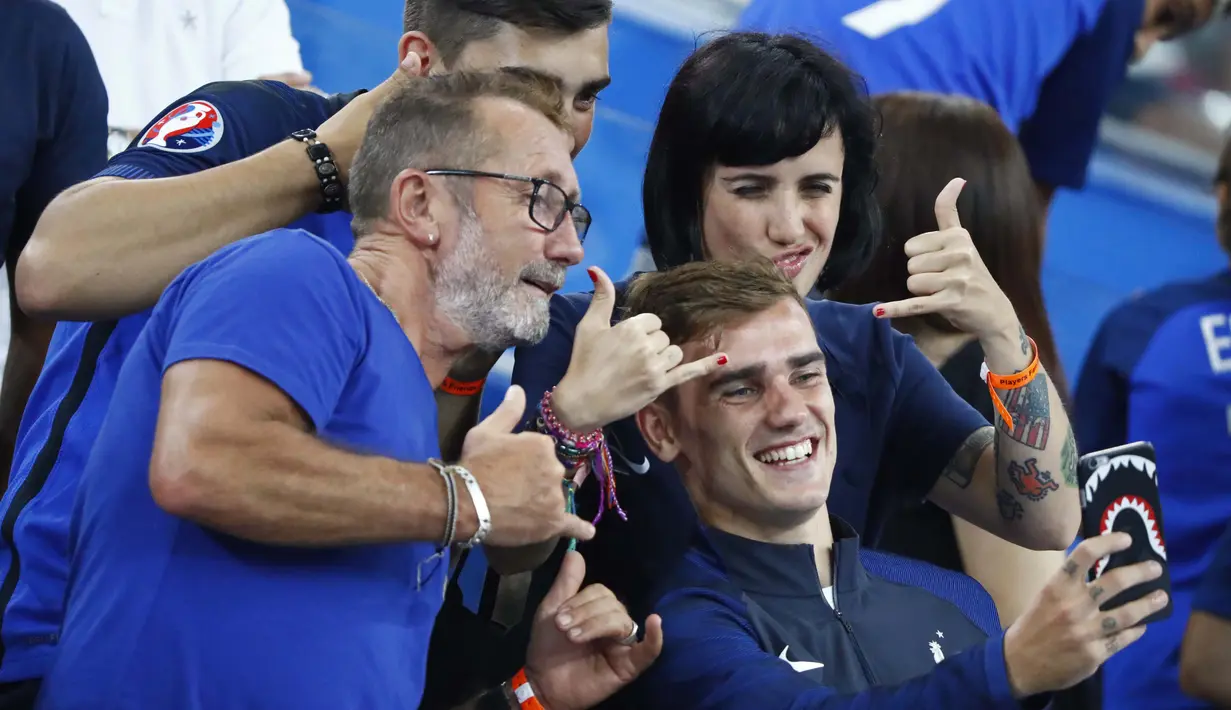 Antoine Griezmann berfoto bersama keluarganya usai timnya menang melawan Jerman 2-0 pada semi-final Piala Eropa 2016 di Stade Velodrome, Marseille (7/7/2016). (REUTERS/Christian Hartmann)