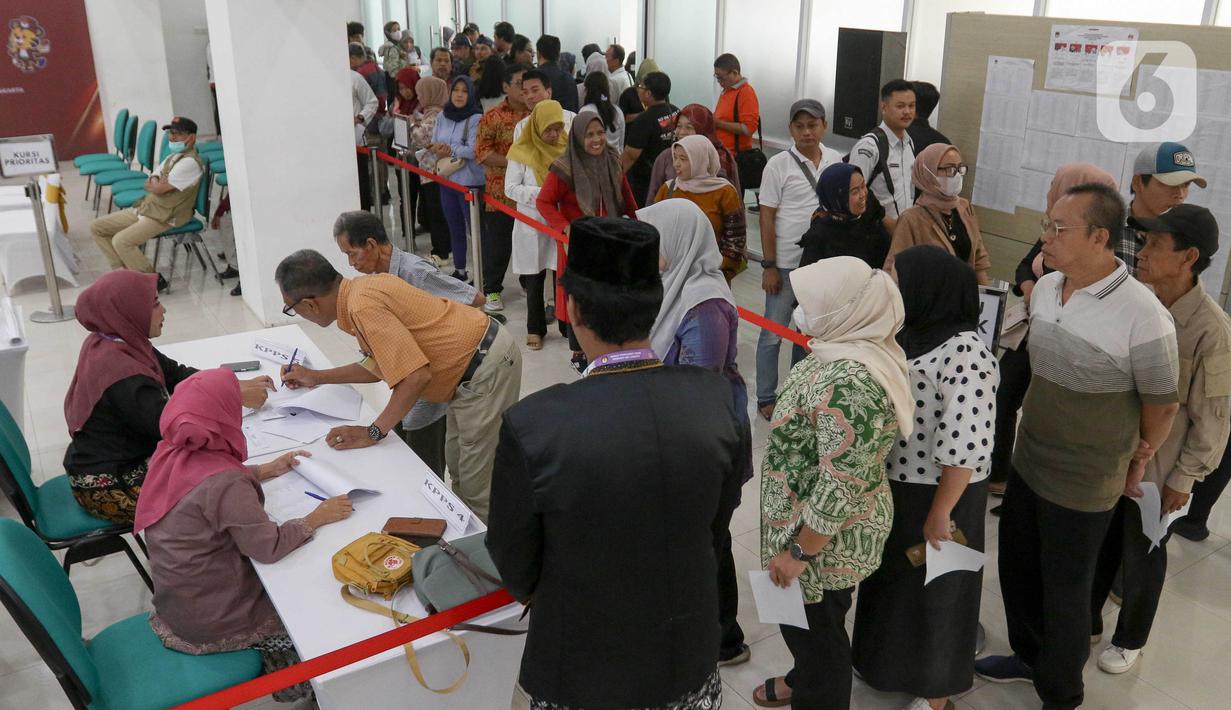 Antusiasme warga mengikuti simulasi pencoblosan surat suara Pemilihan Gubernur DKI Jakarta pada Pemilihan Kepala Daerah (Pilkada) Serentak 2024 di Gelanggang Remaja Johar Baru, Jakarta, Kamis (24/10/2024). (Liputan6.com/Herman Zakharia)