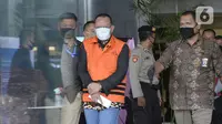 Mantan Sekretaris MA Nurhadi (tengah) memakai rompi tahanan usai ditangkap KPK di Gedung KPK, Jakarta, Selasa (2/6/2020). KPK menangkap Nurhadi beserta menantunya terkait kasus dugaan suap gratifikasi pengurusan perkara di MA Tahun 2011-2016. (merdeka.com/Dwi Narwoko)