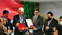 Peneliti asal Jerman Prof. Johann Goldammer, Direktur Global Fire Monitoring Center (GFMC) menerima penghargaan dari Indonesia. (Dok KBRI Berlin)