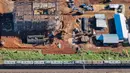 Rangkaian keret rel listrik (KRL) melintas di dekat proyek pembangunan Stasiun Jatake, Pagedangan, Kabupaten Tangerang, Banten, Selasa (9/7/2024). (merdeka.com/Arie Basuki)
