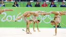 Aksi Tim senam Ritmik asal Rusia menggunakan alat Clubs dan Hoops pada final Olimpiade Rio 2016  di Olympic Arena, Rio de Janeiro, Brasil. (REUTERS/David Gray)