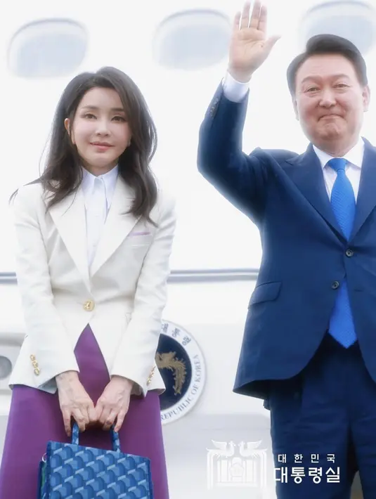 Kombinasi warna lainnya saat ia tampil dengan paduan warna ungu yang begitu kontras. Terbukti, blazer tersebut mudah dipadukan dengan warna apapun. [Foto: Instagram/ keonhee_stagram]