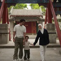 Liburan ke China bareng keluarga, Nikita Willy pun membagikan beberapa ootdnya. Nikita mengenakan atasan hitam lengan panjang dipadukan kerudung putih serasi dengan celana panjangnya. [@nikitawillyofficial94]