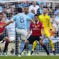 Pemain Manchester City, Ilkay Gundongan (tengah), menendang bola ke gawang Manchester United  yang membuahkan gol kedua dalam pertandingan final FA Cup 2022/2023 yang berlangsung di Wembley Stadium, Sabtu (3/6/2023). (AP Photo/Dave Thompson)