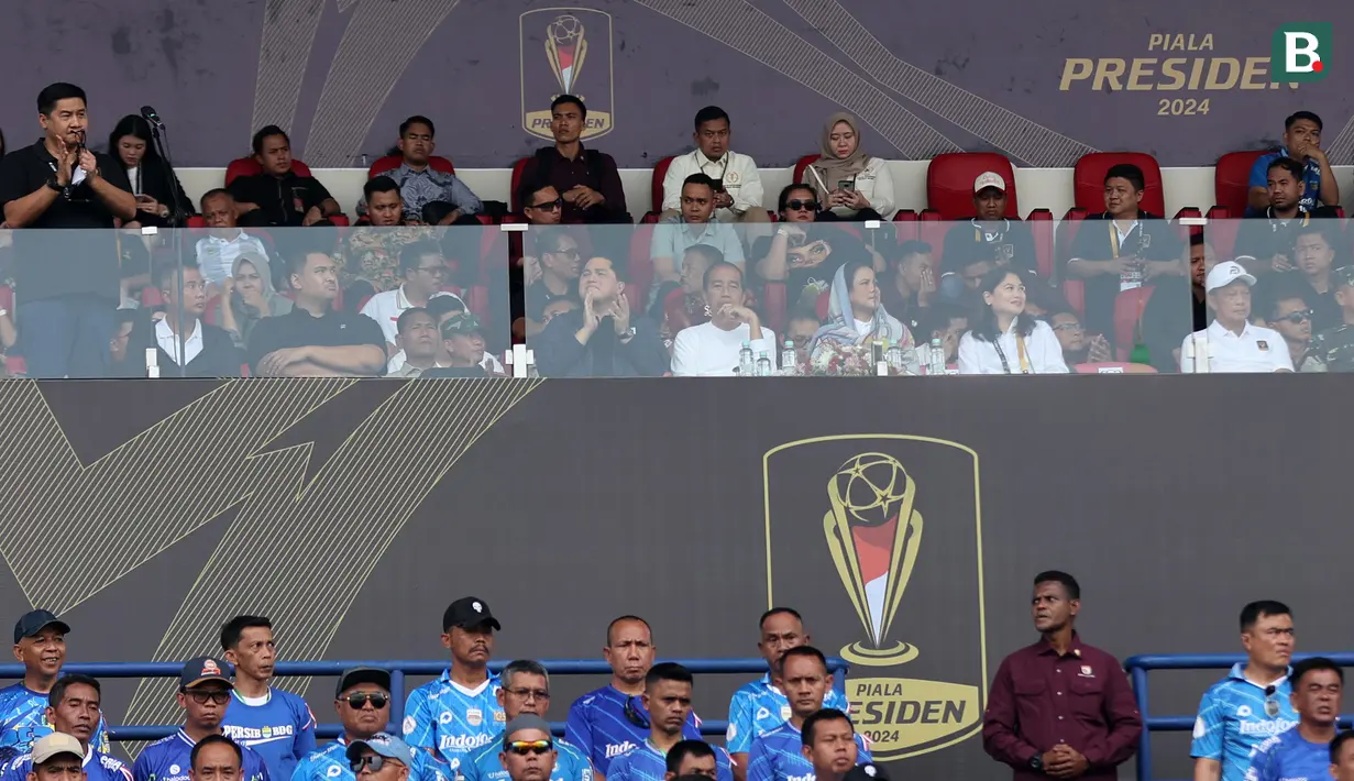 Presiden Joko Widodo bersama Kemenpora Dito Ariotedjo, Ketua Umum PSSI Erick Thohir, dan Steering Committee (SC) Piala Presiden 2024 Maruarar Sirait menyaksikan upacara pembukaan Piala Presiden 2024 yang berlangsung di Stadion Si Jalak Harupat, Bandung, Jumat (19/07/2024) WIB. (Bola.com/Bagaskara Lazuardi)