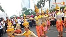 Beberapa penari tampak menari tradisional Thailand sebagai bagian dari aksi menari Seribu Tangan (Liputan6.com/Faisal R Syam)