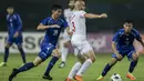 Gelandang Palestina, Mohammes Rashid, berusaha melewati kepungan pemain Taiwan pada laga Grup A Asian Games di Stadion Patriot, Jawa Barat, Jumat (10/8/2018). Kedua negara bermain imbang 0-0. (Bola.com/Vitalis Yogi Trisna)