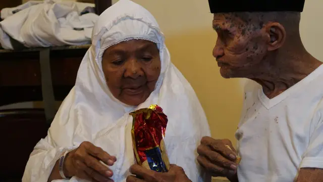Pasangan jemaah haji Mahmud Sopamena (87) dan istrinya, Karsum Litiloli (75). Darmawan/MCH